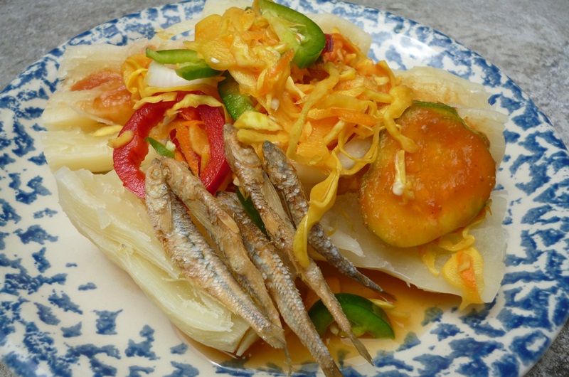Delicia de la gastronomía salvadoreña: yuca salcochada con curtido y pescaditas fritas. | Karen Aparicio